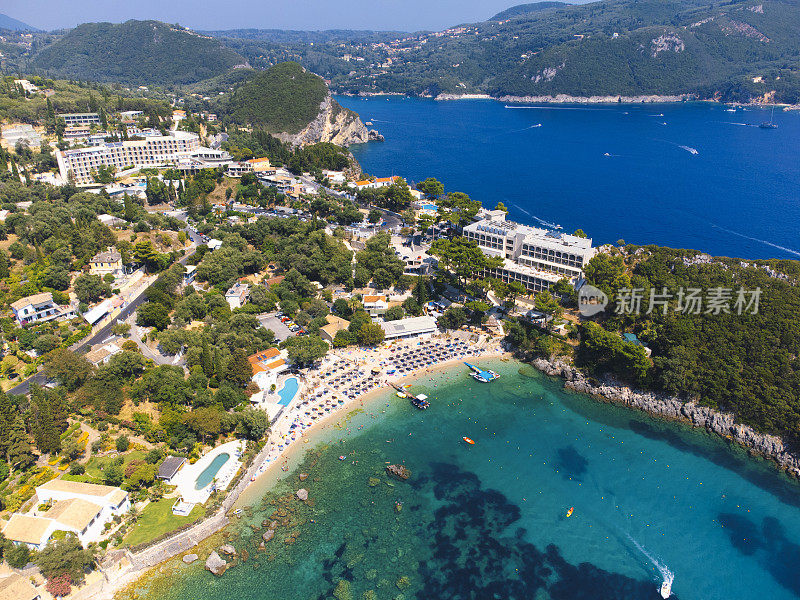 鸟瞰希腊科孚岛的古奥卡斯特里萨与Spiros和Agia triada海滩